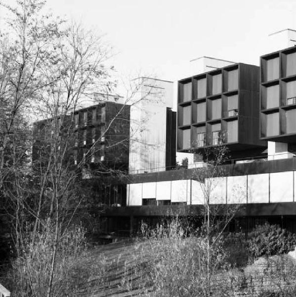 Edificio moderno per uffici - Vetrata sul giardino