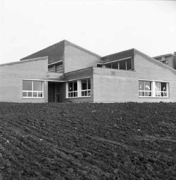 Scuola materna costruita su di uno spiazzo erboso