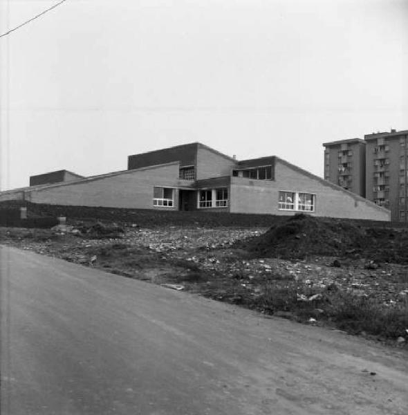 Scuola materna costruita su di uno spiazzo erboso