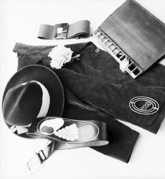 Still-life con cappello, cintura, giacca, borsa