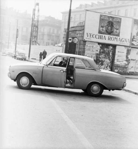 Milano - Ritratto di uomo con cappotto e cappello a bordo di una automobile