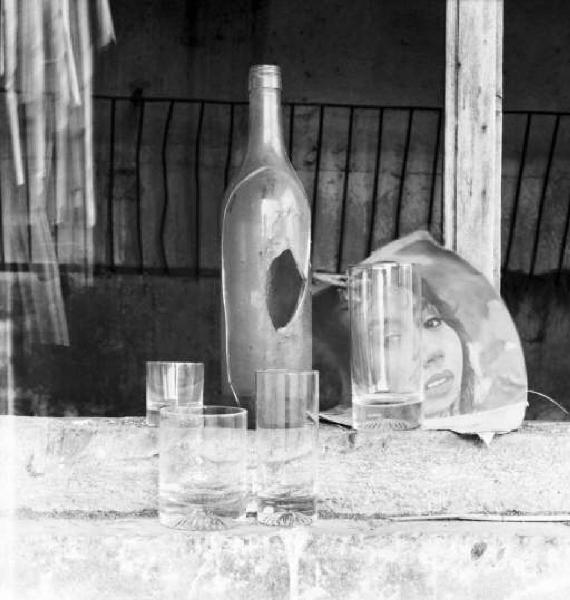 Still - life con bicchieri, bottiglia e rivista