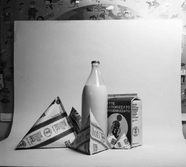 Still - life con bottiglia di latte, cartoni da un litro e tetrapack