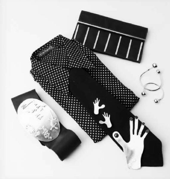 Still - life con camicia, cravatta, fermacravatta, cintura e altri accessori d'abbigliamento