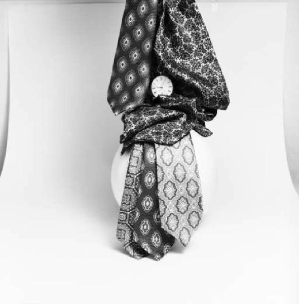 Still - life con cravatte e foulard annodati e orologio
