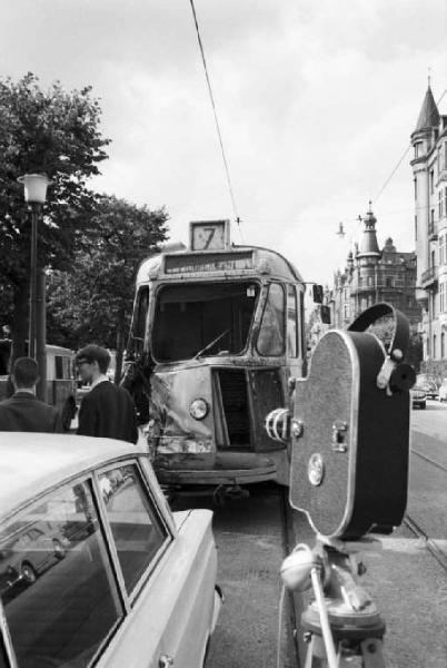Stoccolma - Tram cittadino con fronte accidentata - in primo piano una cinepresa montata su cavalletto puntata verso il veicolo