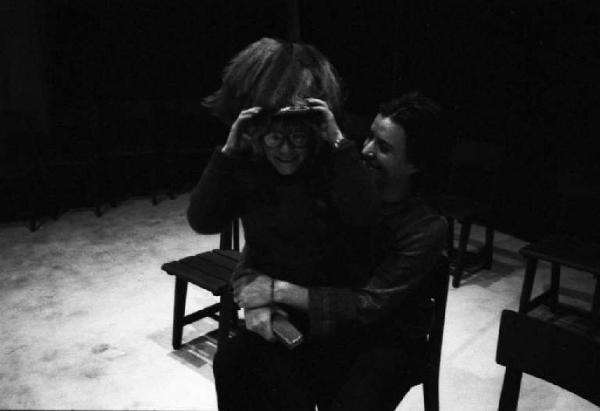 Milano - Teatro Il Trebbo - Prove teatrali - Due ragazze giocano con i costumi