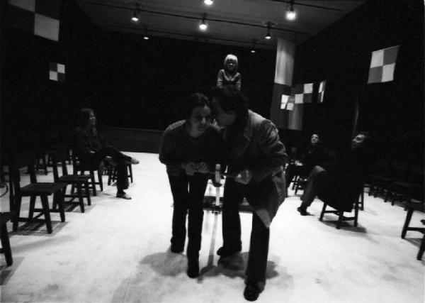 Milano - Teatro Il Trebbo - Prove teatrali - Due attori parlano tra loro