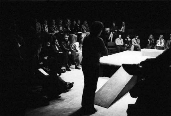 Milano - Teatro Il Trebbo - Spettacolo teatrale - Attore e palco fra il pubblico