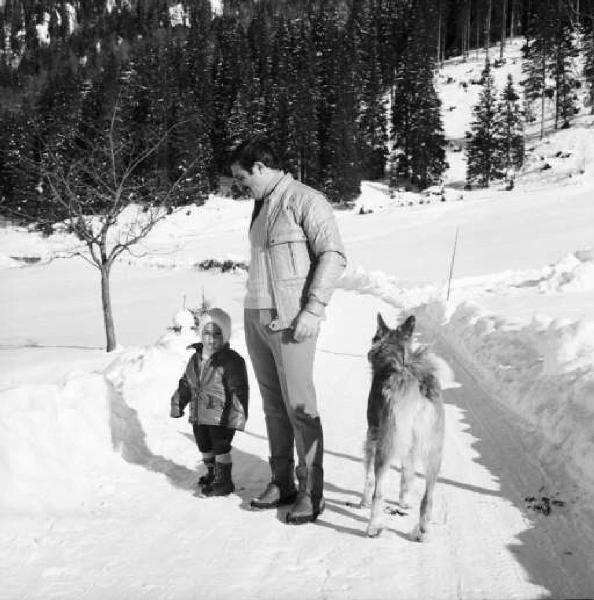 Montagna - Uomo adulto, bambino e cane sulla neve