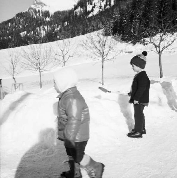 Montagna - Due bambini sulla neve