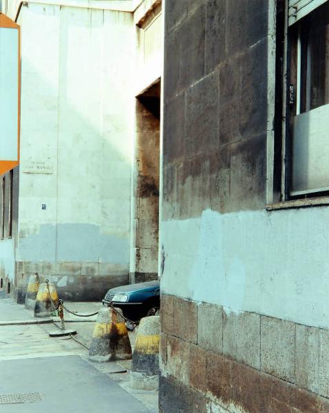 Milano - via Turati - edificio - fermata dell'autobus - automobile parcheggiata