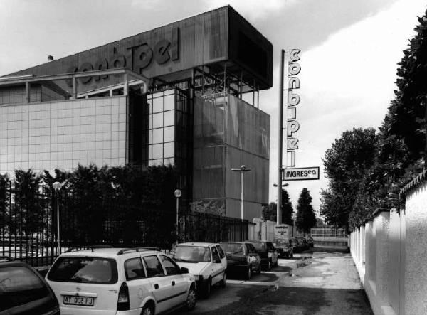 Milano - ingresso del negozio di pelletteria Conbipel - parcheggio