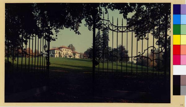Macherio - villa Belvedere Visconti di Modrone - cancellata di ingresso - parco