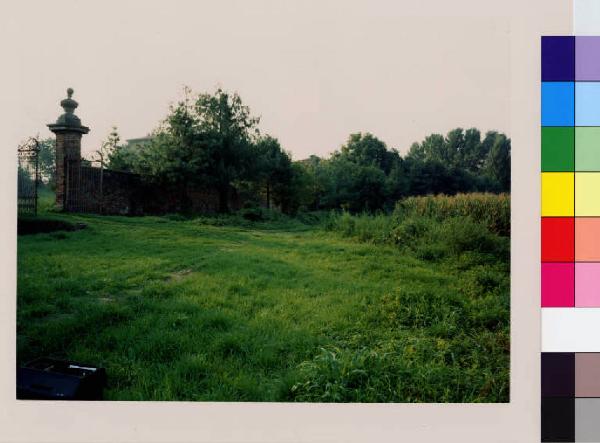 San Giuliano Milanese - Rocca Brivio - cancello - muro di cinta - parco