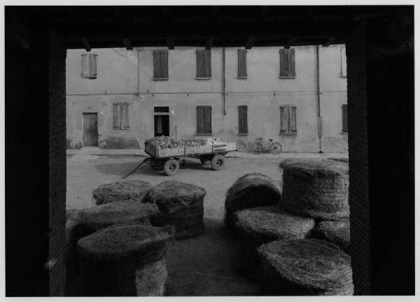 Maccastorna - fattoria di Cavo - cortile interno - pagliaio