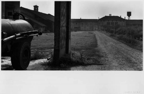 Casaletto Lodigiano - cascina - cortile interno - automezzo agricolo