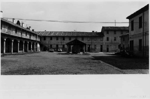 Brugherio - cascina Sant'Ambrogio - cortile interno