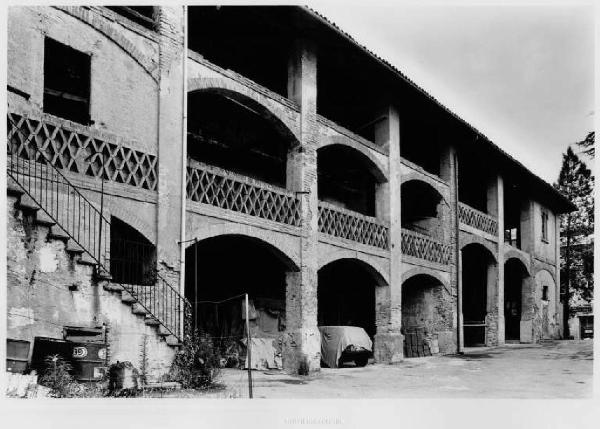 San Vittore Olona - corte Nuova - portico - scalinata