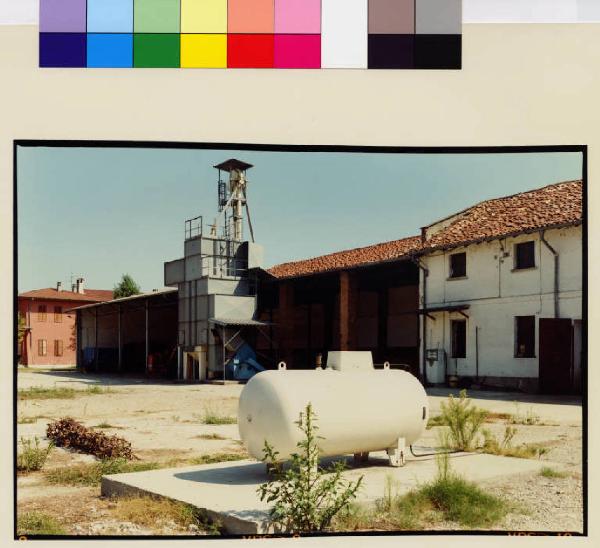 Lodi Vecchio - cascina San Marco - cortile interno - silos - cisterna di gas