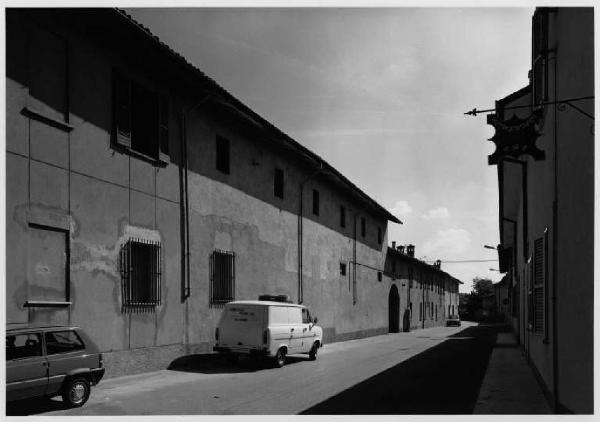 Colturano - cascina Guzzelloni - Trincherio - centro abitato - automobili