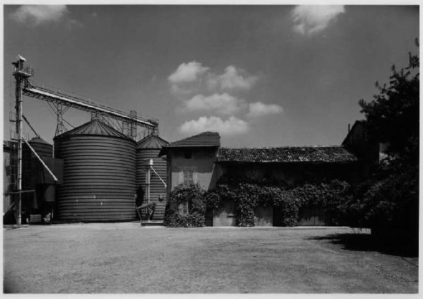 Colturano - cascina Trivulzio - cortile interno - silos