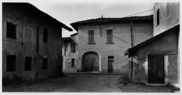 Pozzo d'Adda - villa Barbieri - cortile di ingresso