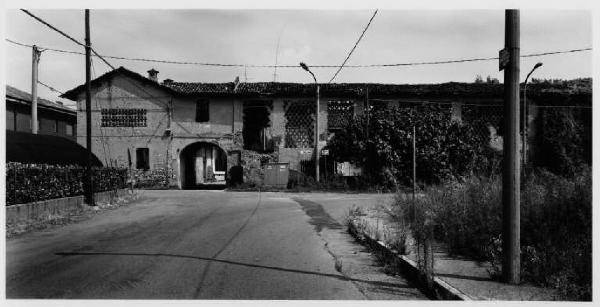 Pozzo d'Adda - cascina Cavallasco - strada