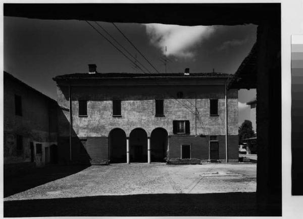 Melegnano - cascina giardino - cortile interno