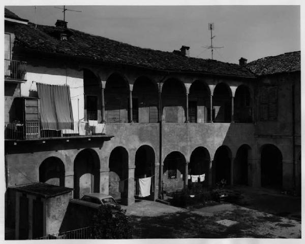 Melegnano - ex monastero Suore Orsoline - porticato - cortile interno