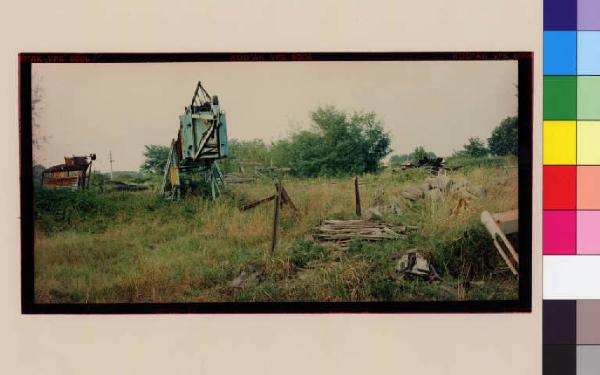 Bellinzago Lombardo - mezzi agricoli in disfacimento - campo - rifiuti