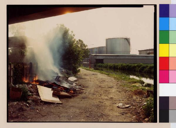 Vimodrone - Naviglio Martesana - rifiuti - fuoco - gasometri