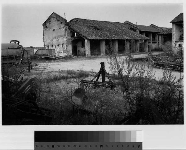 Casaletto Lodigiano - frazione di Mairano - cascina Villarossa - fienili - cortile interno