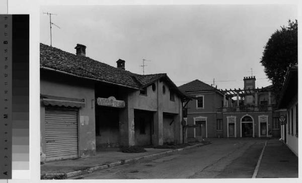 Bussero - casa ex-parrocchiale - portico - strada