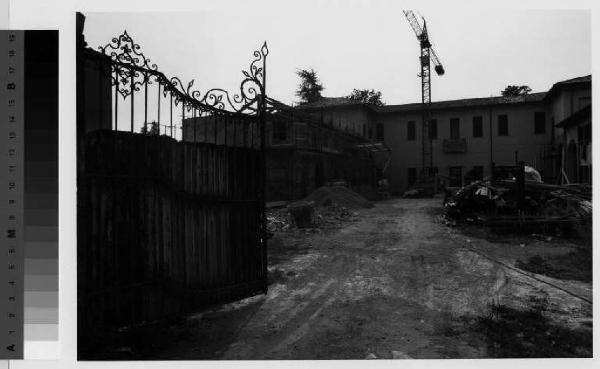 Bussero - villa Redaelli - cancello - cortile interno