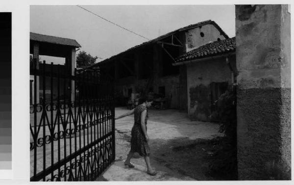 Bussero - cascina San Giuseppe - cancello - cortile interno