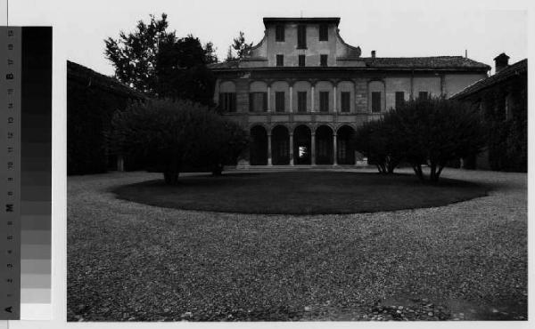 Bussero - villa Sioli Legnani - cortile interno