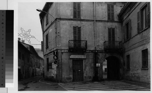 Gorgonzola - casa Monti Riva - portico - strada