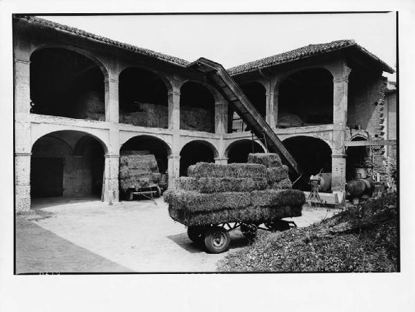 Inzago - villa del Maino - fienile -  - cortile interno