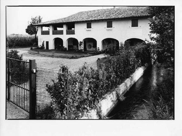 Inzago - cascina Molinello - porticato - cortile interno