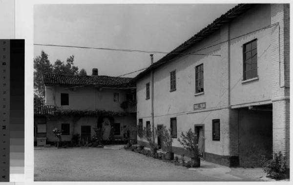 San Giuliano Milanese - cascina Folla - cortile interno