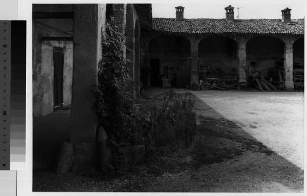 San Giuliano Milanese - cortile Nazzano - porticato