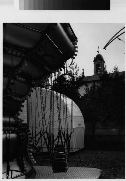 Cesano Boscone - Chiesa di San Giovanni Battista - Giostra a seggiolini "calci in culo"