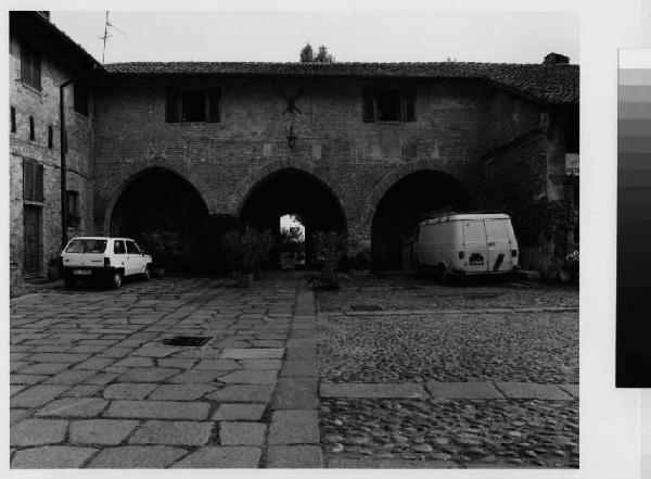 Peschiera Borromeo - cascina Longhignana - cortile interno