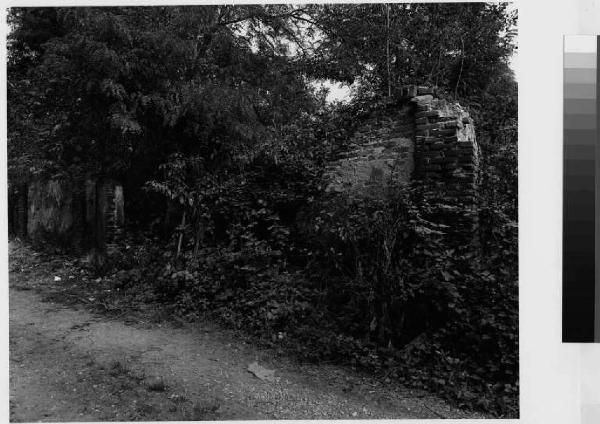 Peschiera Borromeo - cascina Biassano - muro di cinta in stato di degrado