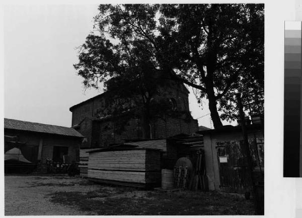 Peschiera Borromeo - chiesa di Sant'Ambrogio - cortile