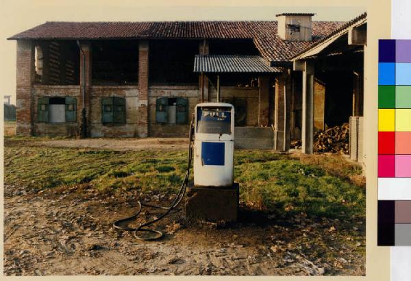 Pieve Emanuele - cascina Pizzabrasa - cortile interno - pompa di benzina