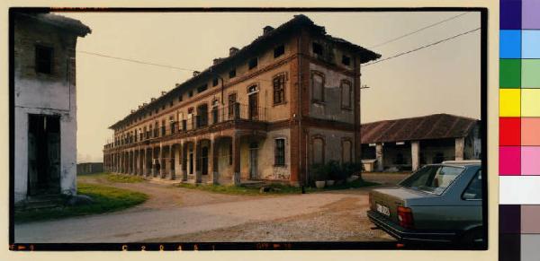 Mediglia - cascina Agricola - cortile dall'aia