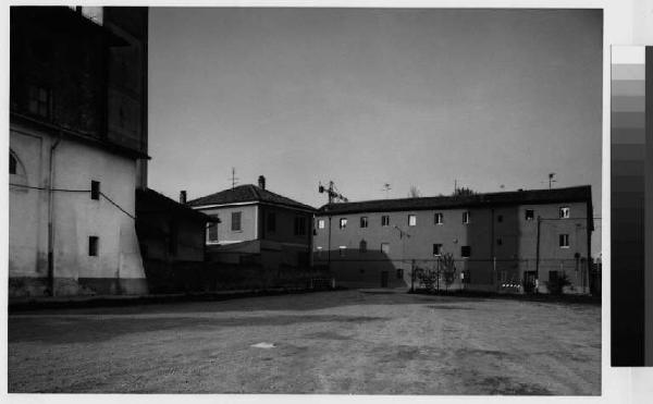 Mediglia - chiesa di Sant'Ambrogio - cortile interno