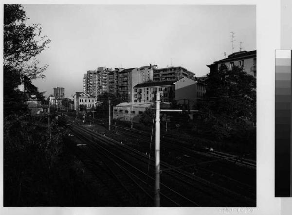 Sesto San Giovanni - via Buozzi - binari - ferrovia - edifici in linea - edifici a torre - palazzine